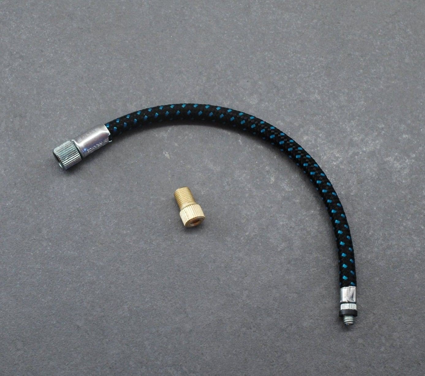 Adaptator for pump type presta valve and shrader