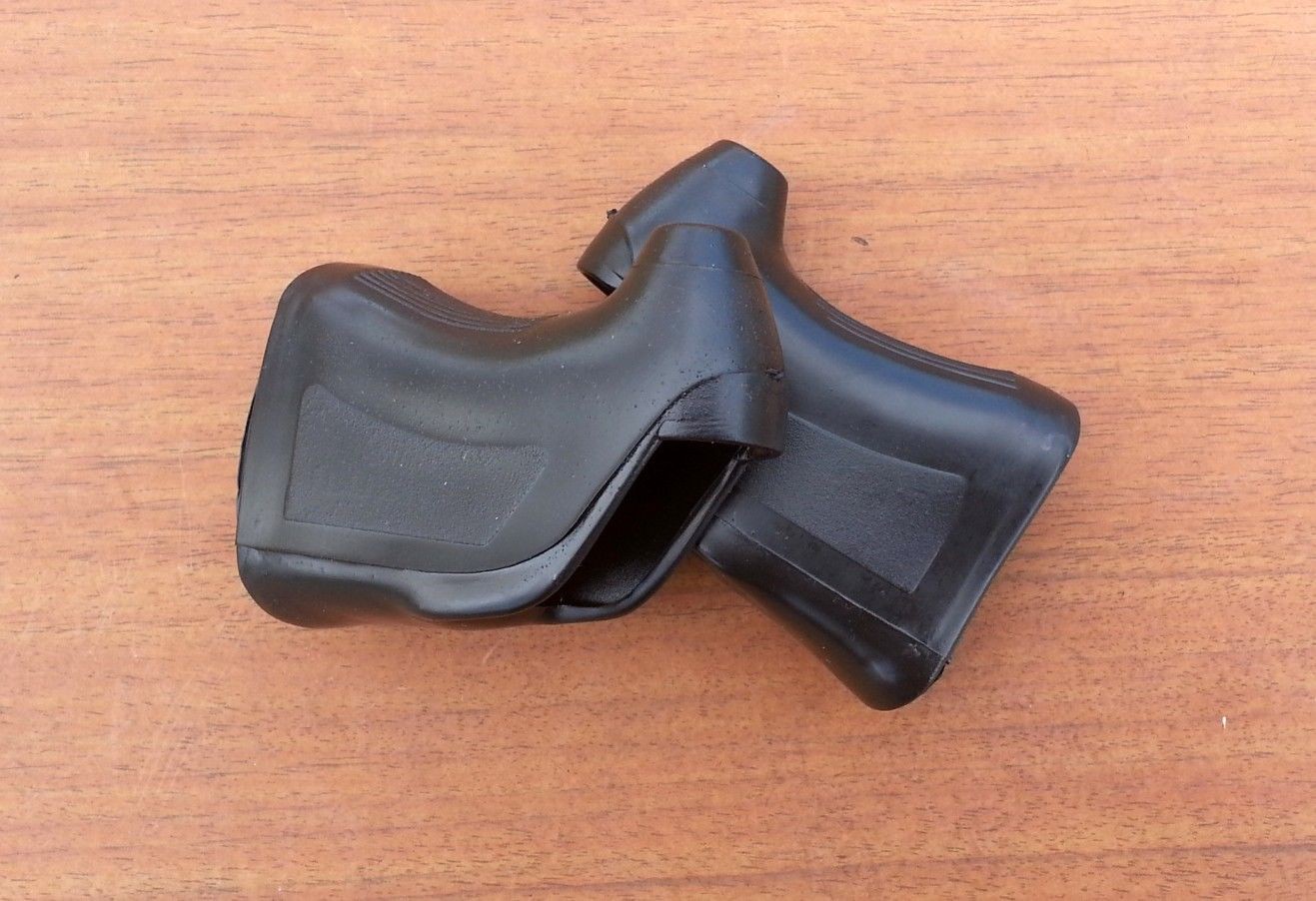 2 black brake lever hoods