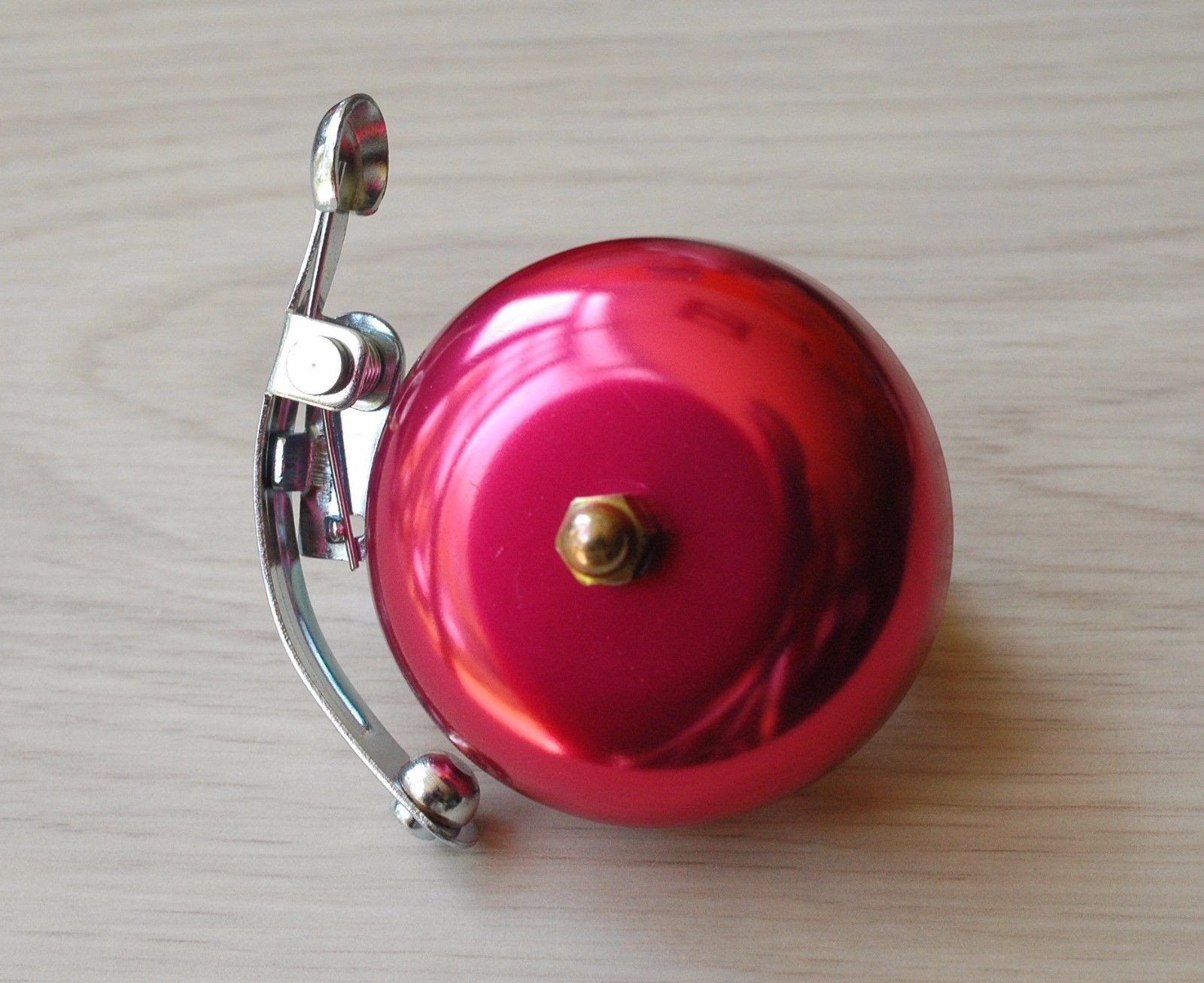 Sonnette rouge pour vélo vintage
