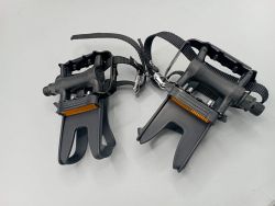 Pair of Wellgo mountain bike pedals with cages and straps new product
