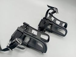 Pair of Wellgo mountain bike pedals with cages and straps new product