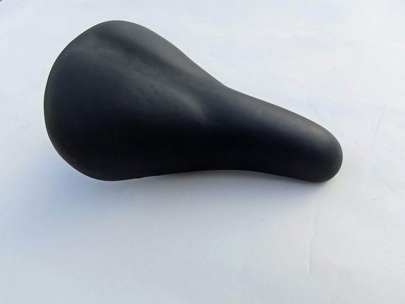 Giant black saddle for kids mountain bikes.