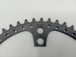 Sugino - Plateau noir perforé  - 53 dents - BCD 144