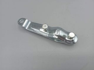 Patte de fixation pour dynamo sur fourche et hauban