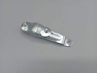 Patte de fixation pour dynamo sur fourche et hauban