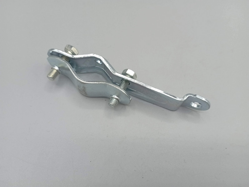 Patte de fixation pour dynamo sur fourche et hauban