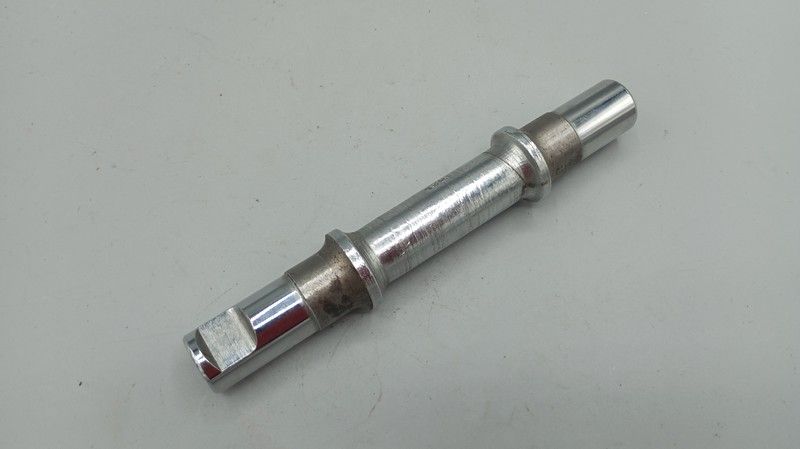 Neuf ! - 132 mm - 56 mm - à clavettes - axe de pédalier