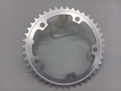 Shimano 42-tooth chainring (SG Super Glide).