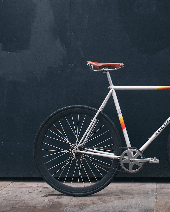 Vélo vintage photographié en extérieur, ambiance patrimoniale